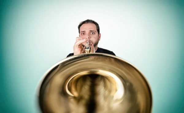 El hombre gracioso está tocando la trompeta —  Fotos de Stock