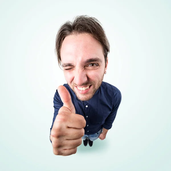 Divertido hombre feliz decir bien con el pulgar hacia arriba —  Fotos de Stock