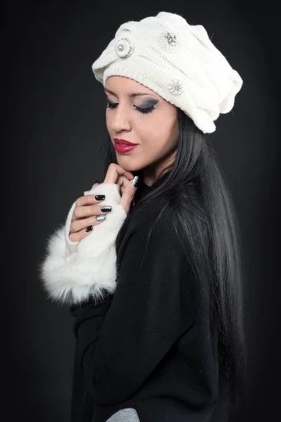 Winter portrait of a young woman in a white hat and gloves — Stock Photo, Image