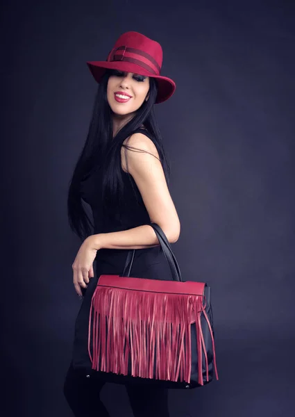 Style fille avec des sacs à provisions et chapeau rouge — Photo