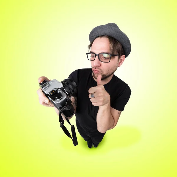 Şapka ve photocamera selfie gülmek görünümü ile komik adam gibi caric — Stok fotoğraf