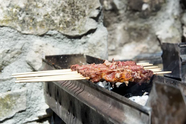 Arrosticini on the grill — Stock Photo, Image