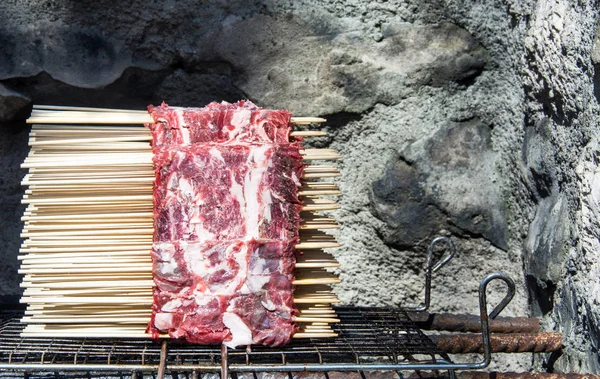 Frischer Block von arrosticini im Freien — Stockfoto