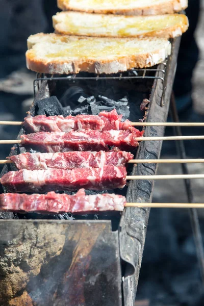 Arrosticini und Brot auf dem Grill — Stockfoto