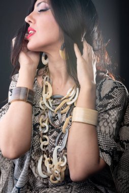 Yüksek moda şehvetli model kadın.