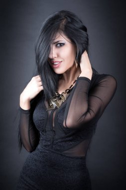 Yüksek moda mutlu şehvetli model kadın.