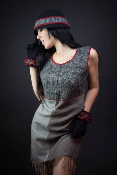 Potret fashion wanita elegan dalam pakaian wol — Stok Foto