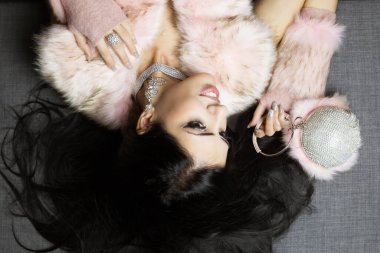 Şık elbiseli kadın yukarıdaki koltukta oturuyor. 