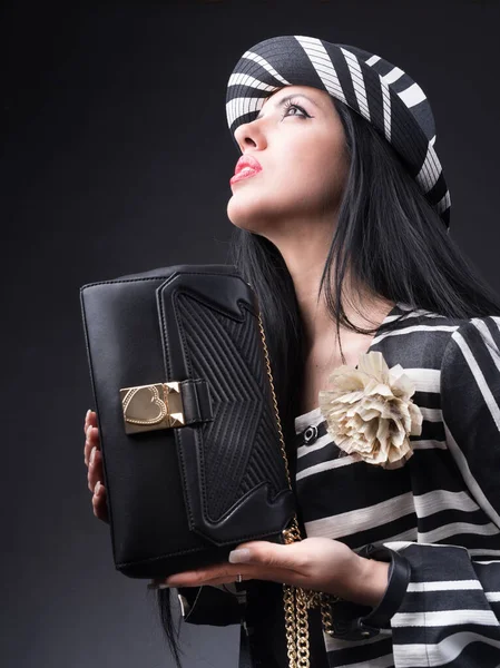 Stijl Meisje Met Tas Zwart Wit Outfit — Stockfoto