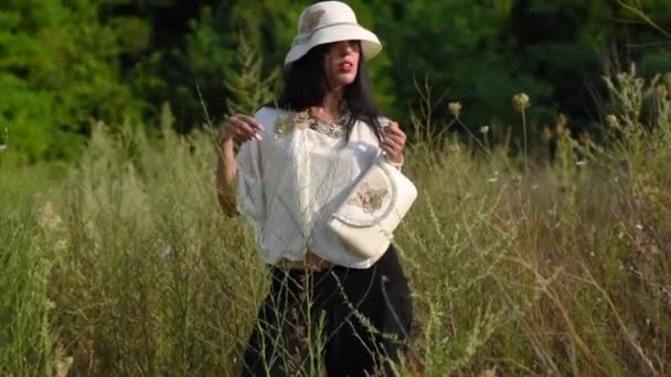 Mode vrouw in het veld — Stockvideo