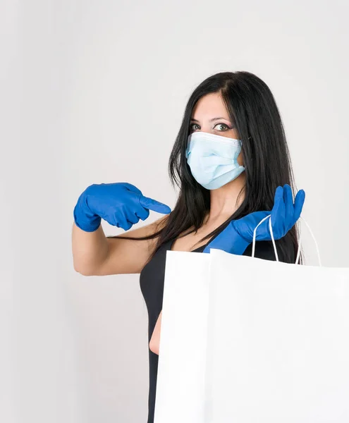 Mooie Vrouw Raadt Aan Wat Dragen Voor Preventie Handschoenen Masker — Stockfoto