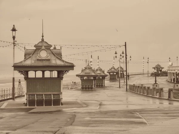 Wetterschutz an der Blackpool-Promenade — Stockfoto