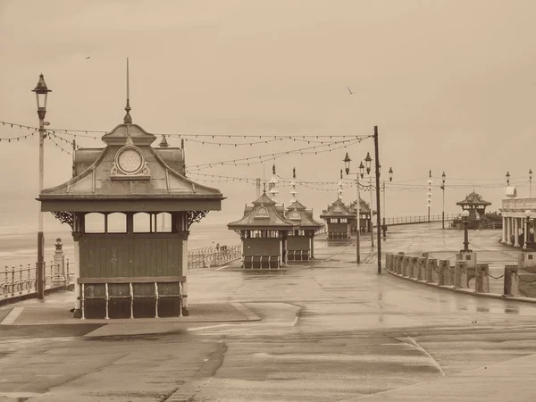 Pogoda schroniska przy promenadzie w Blackpool — Zdjęcie stockowe