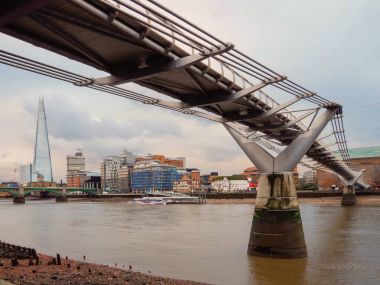 Londra 'daki Milenyum Köprüsü