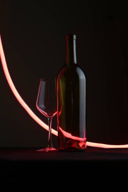 şarap şişesi neon çizgili şarap kadehi