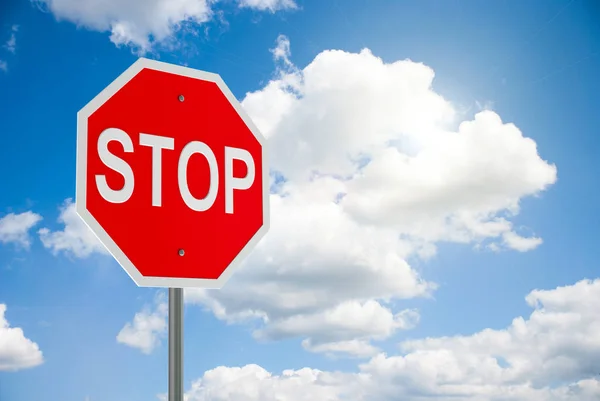 Stopbord op sky — Stockfoto