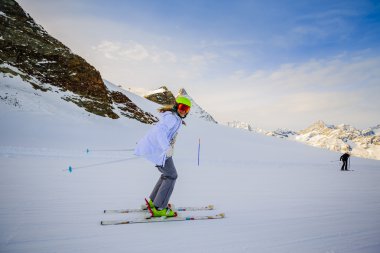 Sunny Day İsviçre Alpleri'nde kayak genç kız, Ba Matterhorn