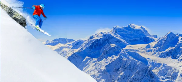 Narty z niesamowity widok na szwajcarskie góry znane piękne zimą śniegiem. Matterhorn i Dent d'Herens. W tle Castor i Polluksa. Na pierwszym planie lodowca Grand Desert. — Zdjęcie stockowe