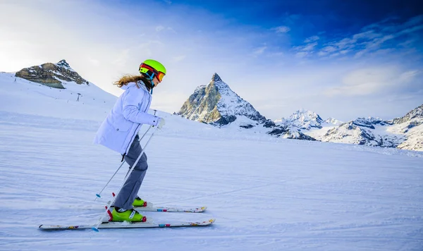 Teenagermädchen beim Skifahren in den Schweizer Alpen bei sonnigem Tag, Matterhorn im — Stockfoto