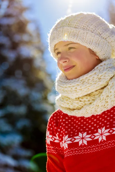 Mutlu kış kız örgü eşarp giymek giyiyor. Heyecanlı güzel — Stok fotoğraf