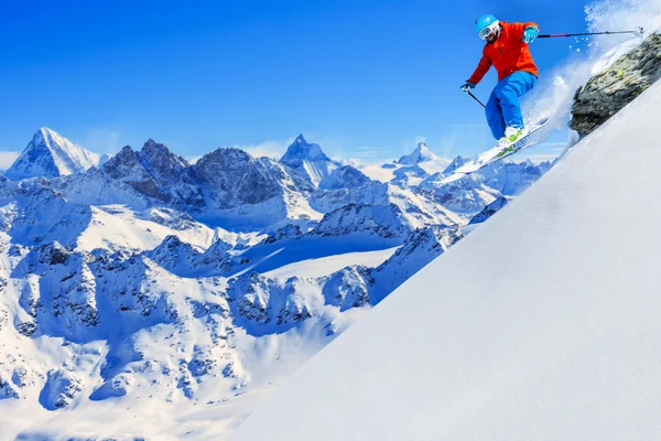 Esquí con una vista increíble de suizos famosos moutains en hermosa w —  Fotos de Stock