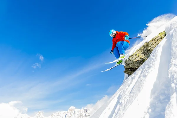Hombre esquiando en polvo fresco nieve en los Alpes italianos, salto capturado —  Fotos de Stock