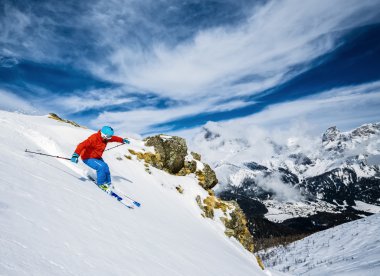 Yokuş aşağı yüksek dağlarında taze kar kar kayak kayakçı. Sa