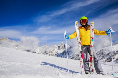 Gülümseyen kız Kayak ve yayılan silah ile geniş açık üzerinde ayakta 