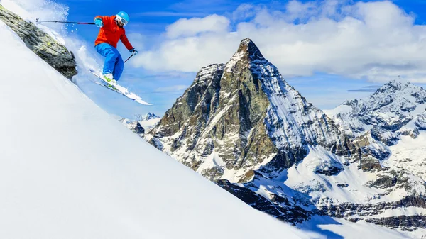 Homem esquiando com Matterhorn no fundo — Fotografia de Stock