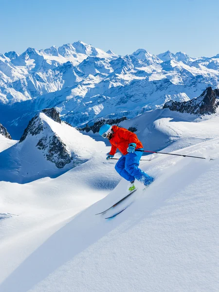 Ο άνθρωπος σκι κατάβασης βουνού στις Άλπεις — Φωτογραφία Αρχείου