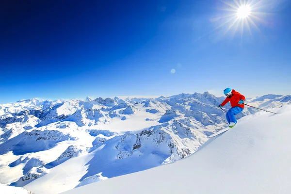 Mann beim Skifahren im Pulverschnee — Stockfoto