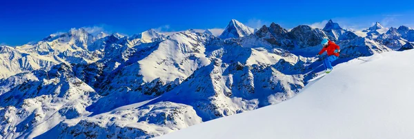 Homem esquiando na neve — Fotografia de Stock