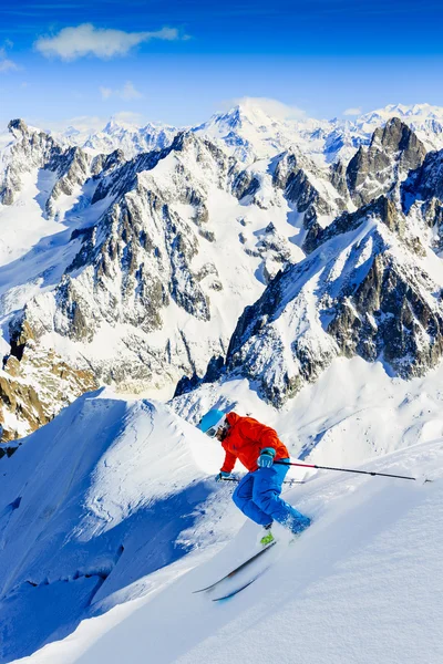 Uomo sciare nella neve fresca e profonda — Foto Stock