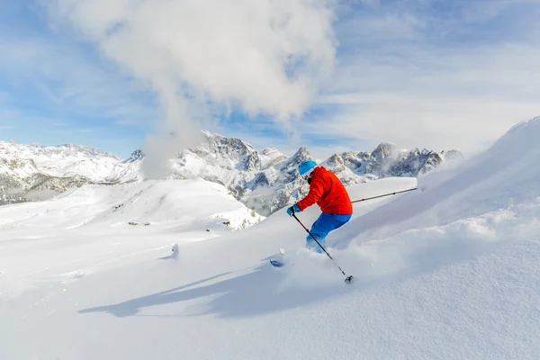 Homem esquiando na neve fresca — Fotografia de Stock