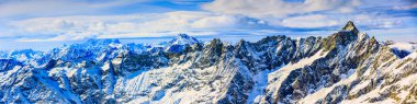 Yayla Rosa Cervinia kayak merkezi, arka planda karlı bezelye