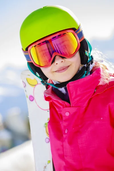 Teenager-Mädchen beim Skifahren in den Schweizer Alpen bei sonnigem Wetter — Stockfoto