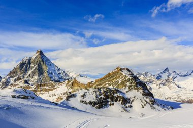 Matterhorn panoramik manzaralı bir açık güneşli kış gününde, Zermat