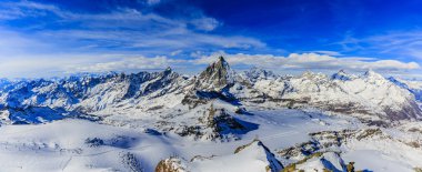 Matterhorn panoramik manzaralı bir açık güneşli kış gününde, Zermat