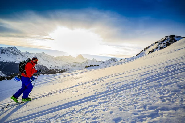 Tur kayağı adam gündoğumu İsviçre Alpleri'nde, üst ulaşan. — Stok fotoğraf