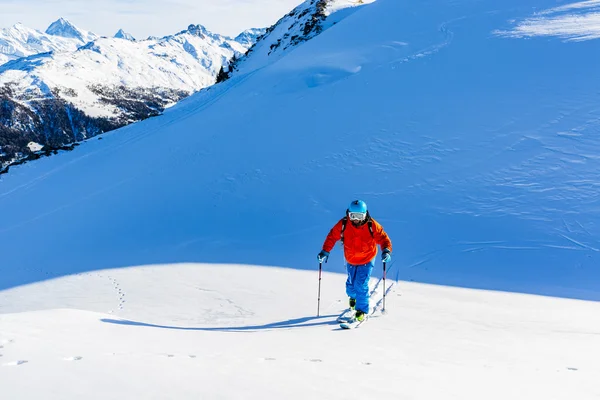 Ski Touring man bereiken de top op zonnige dag in Zwitserse Alpen. — Stockfoto