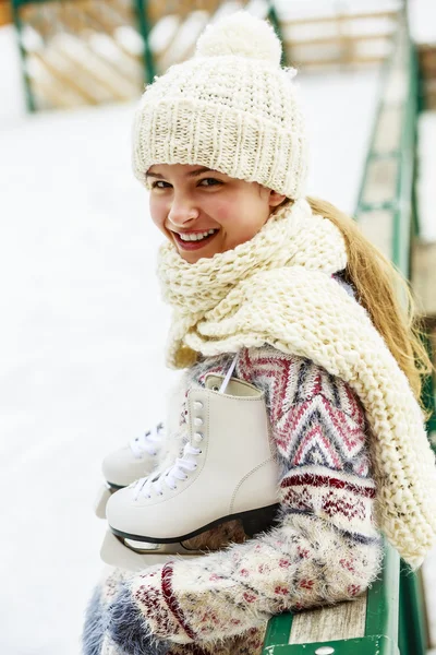 Menina adolescente bonita se prepara para patinação no gelo — Fotografia de Stock