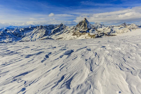 Panoramatický pohled na Matterhorn jasné Slunečné zimní den, Zermat — Stock fotografie