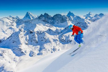 Swiss dağlarda Kayak adam