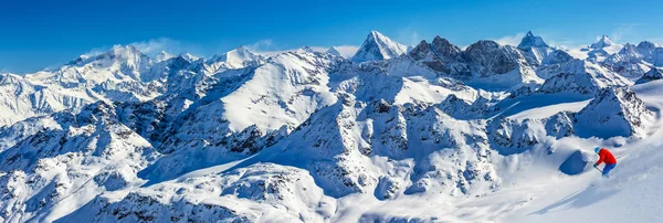 Sciare uomo sulle montagne svizzere — Foto Stock