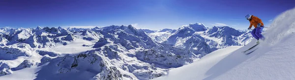 Homem esquiando em montanhas suíças — Fotografia de Stock