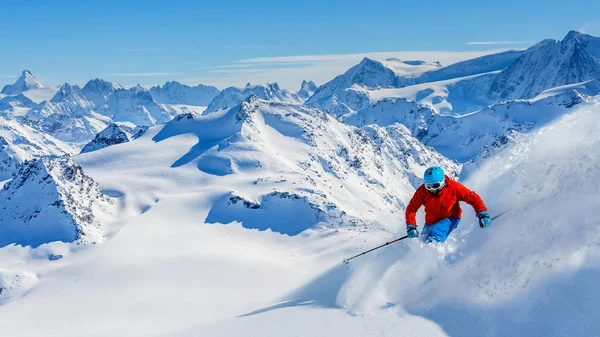 Hombre esquiando en montañas suizas — Foto de Stock