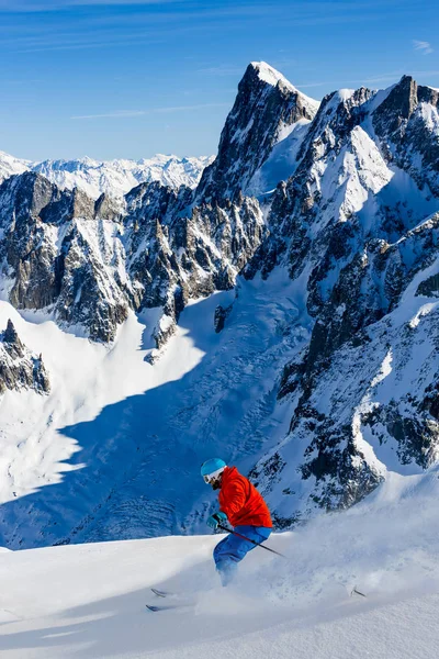 Sciare uomo sulle montagne svizzere — Foto Stock