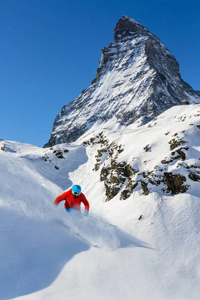 Ski homme dans les montagnes suisses — Photo