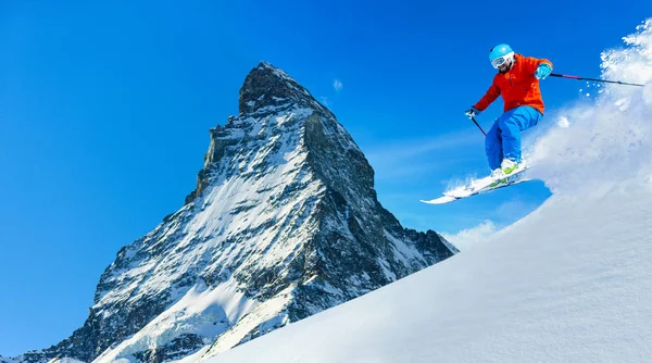 Ο άνθρωπος σκι στα βουνά της Ελβετίας — Φωτογραφία Αρχείου