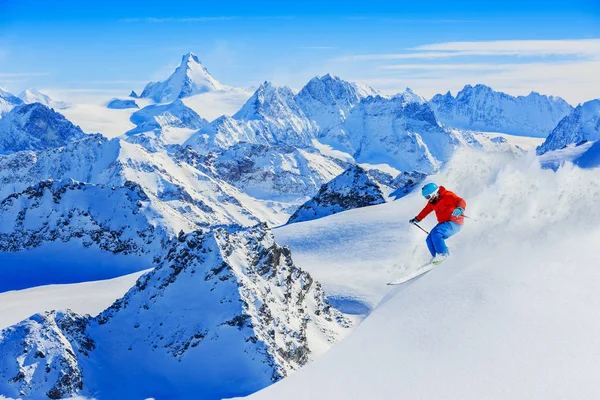 Человек катается на лыжах в швейцарских горах — стоковое фото
